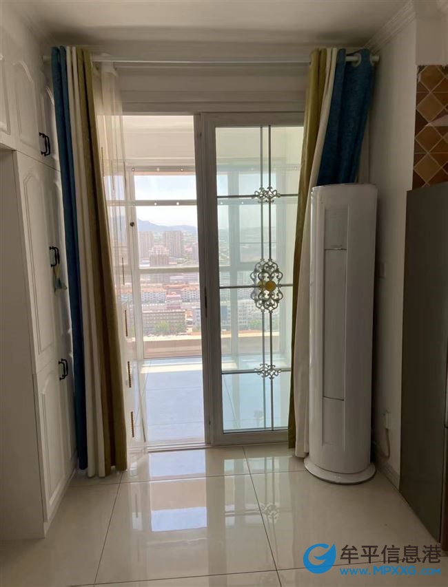 蓝天城市广场一居室精装出租